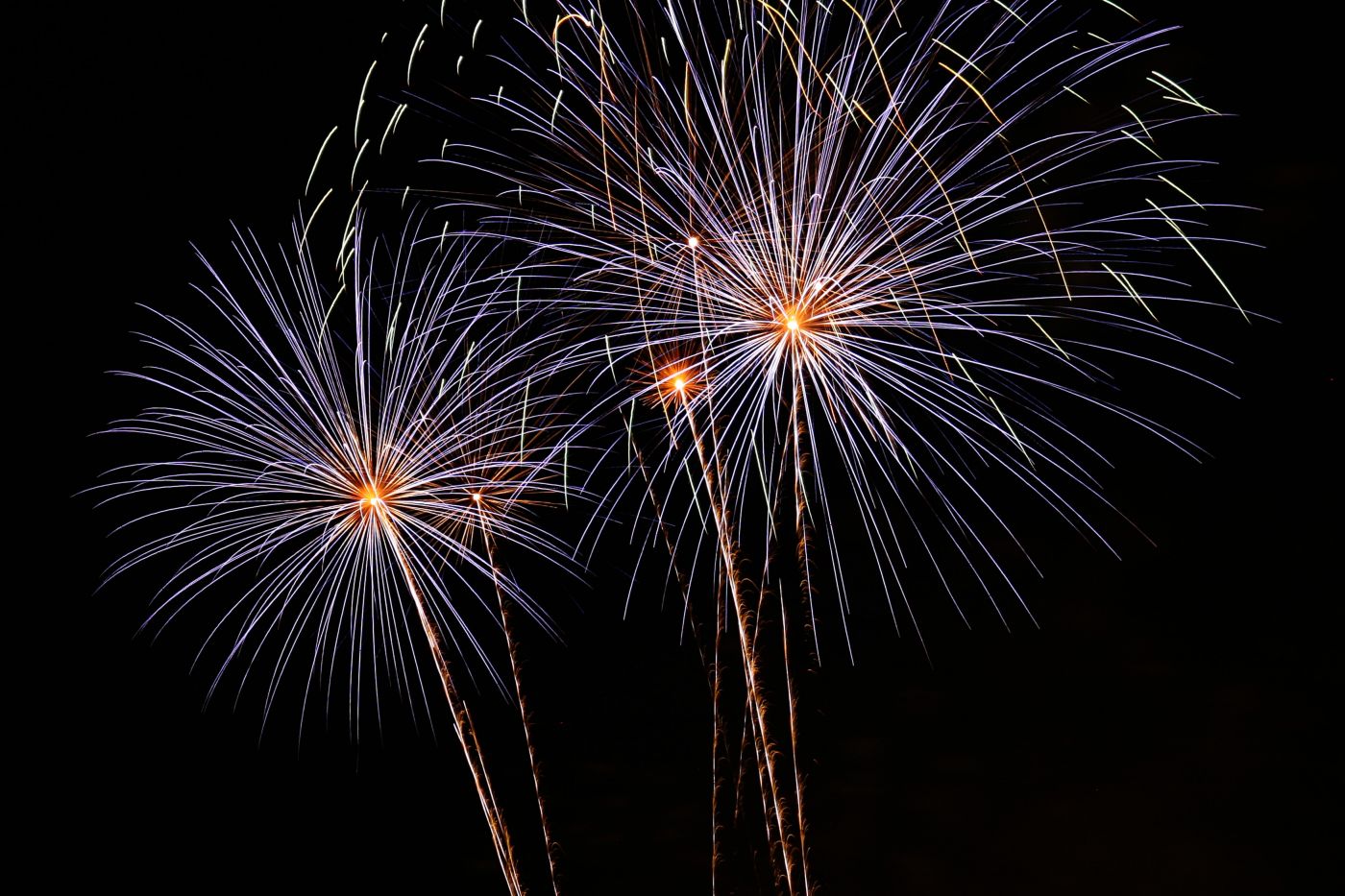 melanie-hughes-dvkeOGwXW54-unsplash fireworks