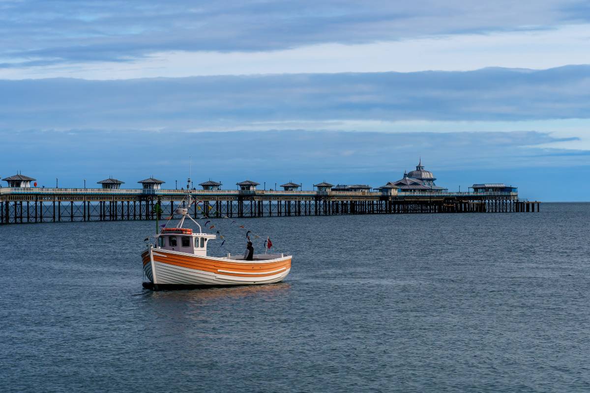 Llandudno Boat Tour Small boat in Llandudno bay with Llandudno pier in the background